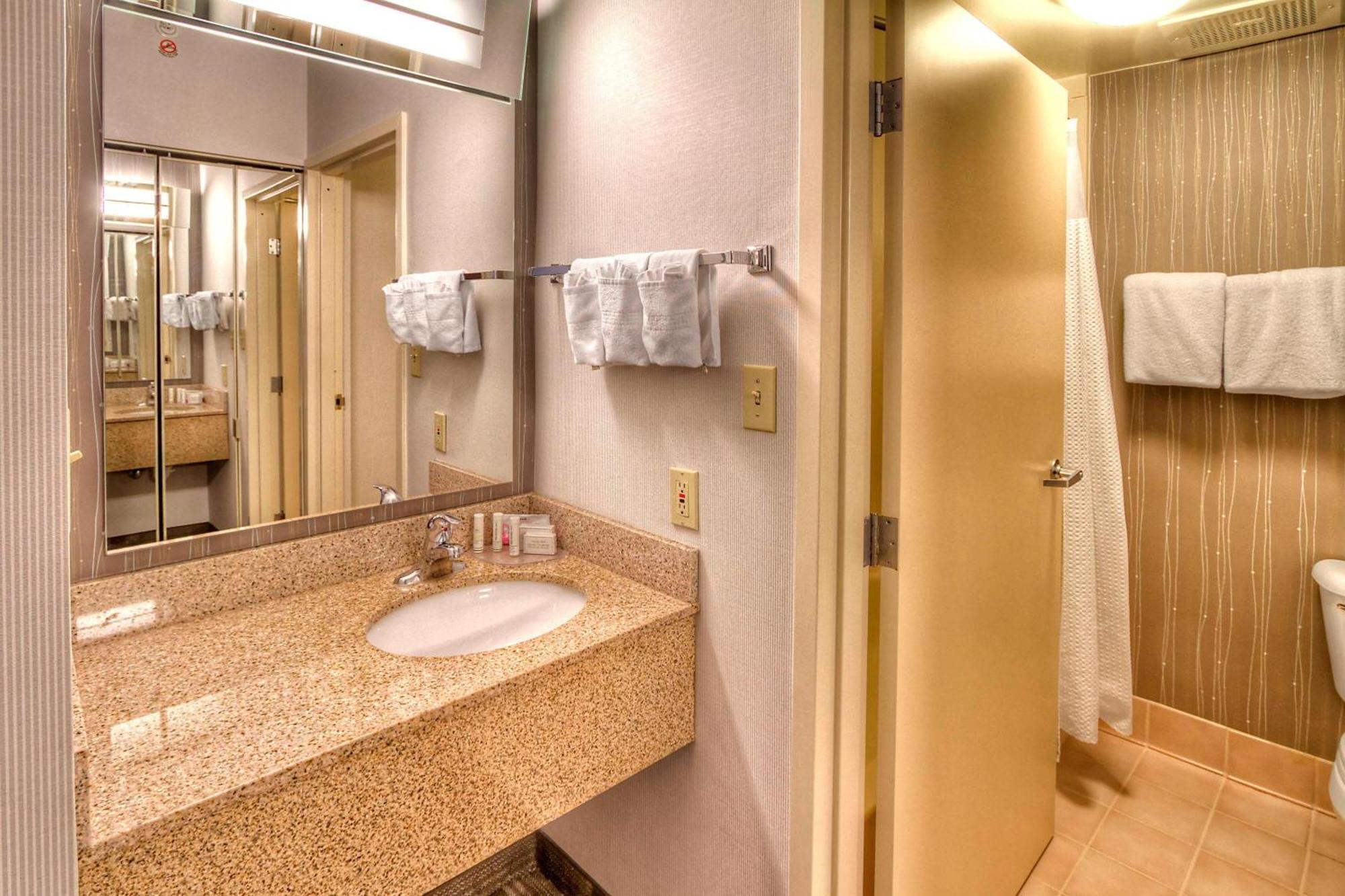 Courtyard By Marriott Burlington Hotel Eksteriør billede